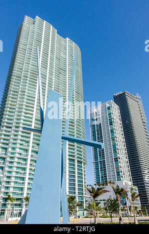 Miami Florida, Biscayne Boulevard, scultura in metallo, John Henry, JE Souhaite, arte pubblica, blu, grattacieli alti grattacieli costruire edifici bu Foto Stock