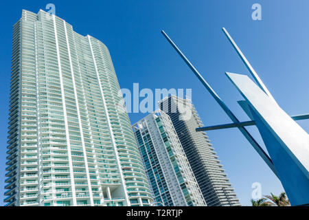 Miami Florida, Biscayne Boulevard, scultura in metallo, John Henry, JE Souhaite, arte pubblica, blu, grattacieli alti grattacieli costruire edifici condominiu Foto Stock