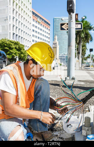 Miami Florida,Biscayne Boulevard,Downtown,operaio,operai,elettricista,elettrico,cavi,elmetto,elmetto,giallo,gilet,giubbotto di sicurezza,commercio,lavoro,wor Foto Stock