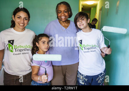 Miami Florida, Coconut Grove, National Rebuilding Day Together, riparazione casa gratuita, proprietario a basso reddito, volontari volontari lavoratori del lavoro di volontariato, w Foto Stock