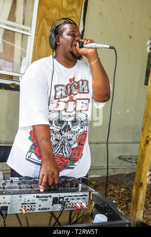 Miami Florida,Overtown,Peace Park,uomo nero uomo maschio,giovane adulto,urbano,rapper,microfono,hip hop artista,DJ,mixer audio,Numark 1200,intrattenimento,intrattenimento Foto Stock