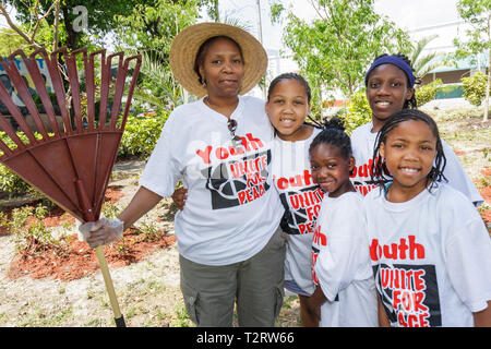 Miami Florida,Overtown,Peace Park,Global Youth Service Day,Tree Planting,volontari volontari volontari volontari lavoratori del lavoro,lavorando insieme servin Foto Stock