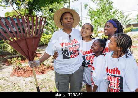 Miami Florida,Overtown,Peace Park,Global Youth Service Day,Tree Trees Planting,volontariato servizio comunità lavoratori volontari lavoro Foto Stock