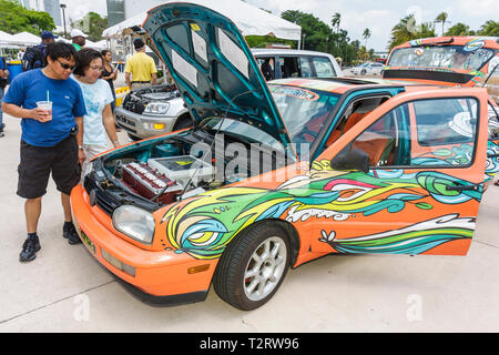 Miami Florida,Bayfront Park,Miami Dade,Miami Goin' Green,ecologico,espositore verde,progetto EV,veicolo elettrico,auto,carburante alternativo,Comu. Giornata della Terra Foto Stock