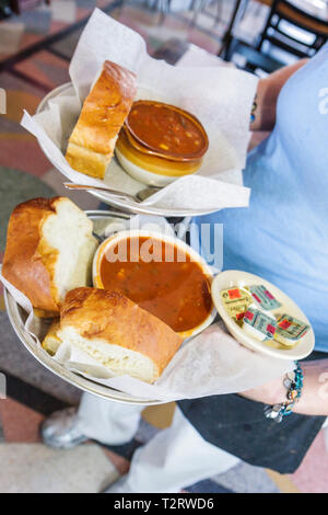 Florida, Fort ft. Lauderdale, South Federal Highway, Ernie's Bar B Que, ristorante ristoranti cibo pranzo caffè caffè, zuppa di conch, pane Bimini, plat Foto Stock