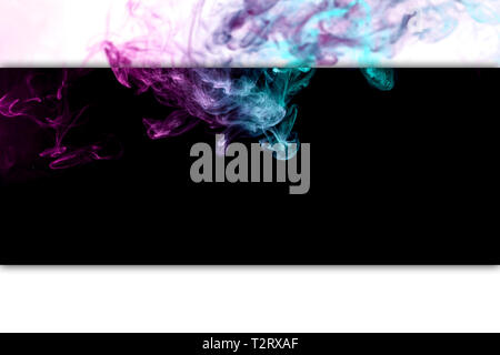 L'arte astratta fumo colorato in bianco e nero di sfondo isolato. Arrestare il movimento del fumo multicolore su sfondo scuro Foto Stock