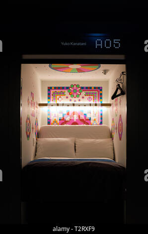 Nella foto sono letti a I Millennial Shibuya capsule hotel di Tokyo Foto Stock