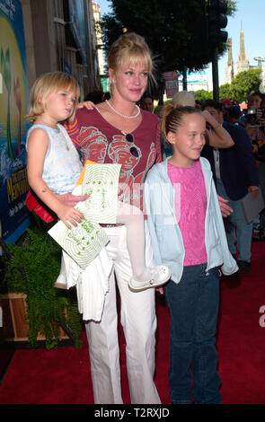 LOS ANGELES, CA. Settembre 16, 2000: attrice Melanie Griffith & figlie presso il world premiere in Hollywood, della Walt Disney Pictures' La Sirenetta II: Ritorno al mare. Immagine: Paul Smith/Featureflash Foto Stock