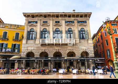 Consente di visualizzare le strade in centro a Verona, Italia Foto Stock