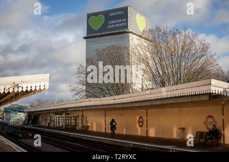 Grenfell Torre raffigurata nel dicembre 2018 dalla piattaforma di Latimer Road tube station. Foto Stock