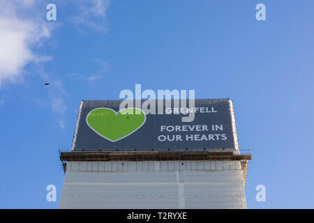 La parte superiore della torre Grenfell raffigurata nel dicembre 2018. Foto Stock