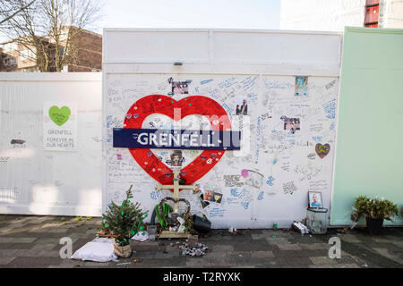 Omaggi al fondo della torre Grenfell raffigurata nel dicembre 2018. Foto Stock