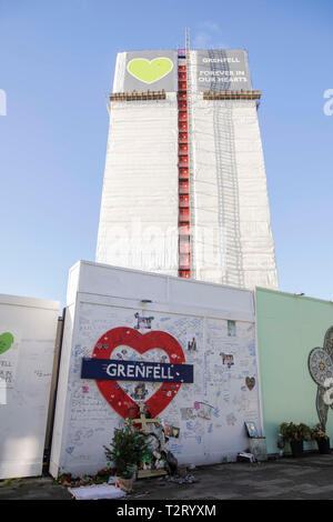 Omaggi al fondo della torre Grenfell raffigurata nel dicembre 2018. Foto Stock