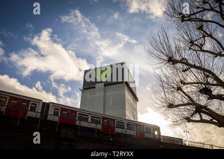 La parte superiore della torre Grenfell raffigurata con un tubo in treno in primo piano nel dicembre 2018. Foto Stock