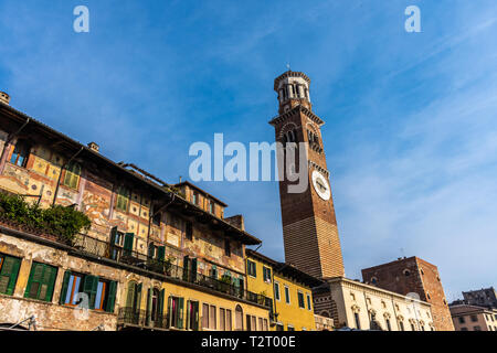 Consente di visualizzare le strade in centro a Verona, Italia Foto Stock