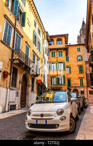 Consente di visualizzare le strade in centro a Verona, Italia Foto Stock