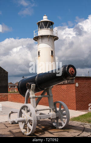 Il faro e la pistola di Crimea a fine campo,Hartlepool, England, Regno Unito Foto Stock