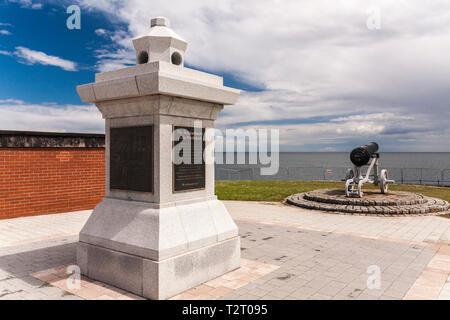 Memorial a Hartlepool commemora la gente che sono morti nella guerra mondiale 1 di bombardamento e di Sebastopol canon in background Foto Stock