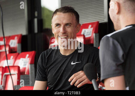 Salford City FC co-proprietario Phil Neville è intervistato sulla penisola di Stadium. Moor Lane Salford. Foto Stock