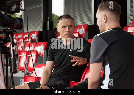 Salford City FC co-proprietario Phil Neville è intervistato sulla penisola di Stadium. Moor Lane Salford. Foto Stock