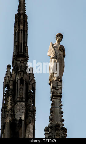 Duomo di Milano, Milano luglio 2018. Statua sul tetto del Duomo. Foto Stock