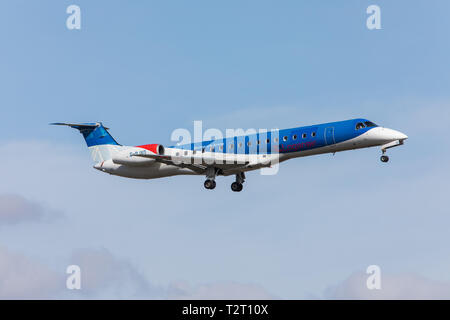 Un Embraer ERJ 145 passeggeri aerei operati da Loganair raffigurata sulla rotta di avvicinamento all'aeroporto di Aberdeen, Scozia, Regno Unito Foto Stock