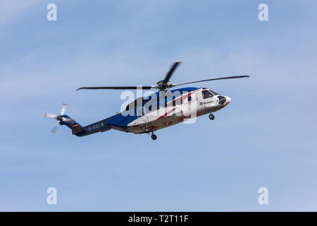 Un Bristow Sikorsky S-92 elicottero usato per il trasporto di olio dei lavoratori da e verso le piattaforme petrolifere nel Mare del Nord, raffigurato all'Aeroporto di Aberdeen, Scozia, Regno Unito. Foto Stock