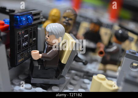 Un colpo di Han Solo e Chewie sul Millennium Falcon di fronte al computer e console. Foto Stock