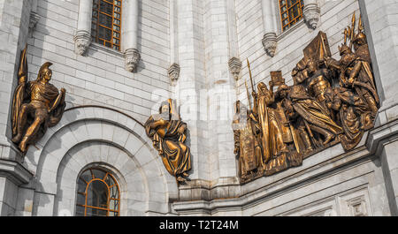 Sculture in bronzo intorno alla Cattedrale di Cristo Salvatore - Moscow, Russia Foto Stock