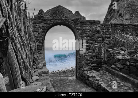 Un luogo perso in Madeira da Sao Jorge, Portogallo. Un vecchio rifugio con una porta aperta sul mare,a una spiaggia sassosa. Sembra molto misteriosa Foto Stock