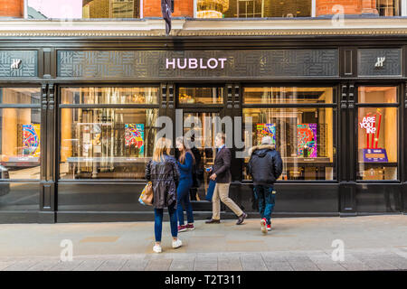 Aprile 2019. Londra. Una vista del cronografo Hublot store su Bond street a Londra Foto Stock