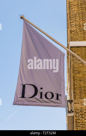 Aprile 2019. Londra. Una vista della dior bandiera su Bond street a Londra Foto Stock