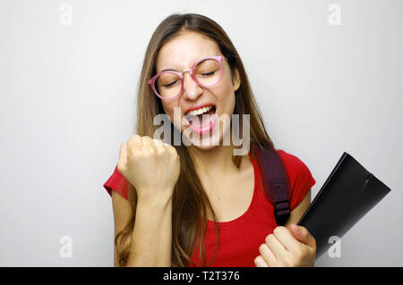 Ritratto di entusiasti sorridente studentessa celebra il successo isolate su sfondo bianco Foto Stock