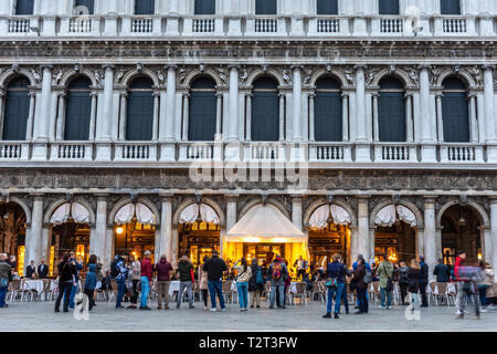Caffe Florian, coffee house, situato in piazza San Marco, Venezia, è stato istituito nel 1720, ed è la più antica casa di caffè in funzionamento continuo Foto Stock