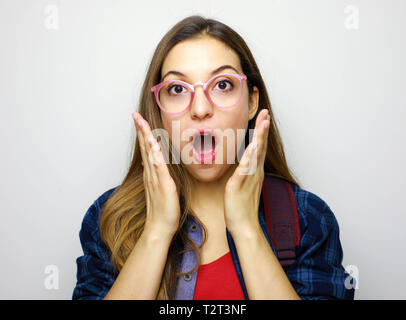 Stupito studente riceve notizia sorprendente. Ritratto in studio su sfondo bianco. Foto Stock