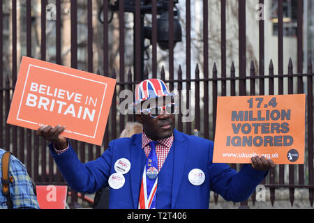 Un pro Brexit sostenitore dimostrando circa Brexit ritardi alle porte della House of Commons, Westminster, London Foto Stock
