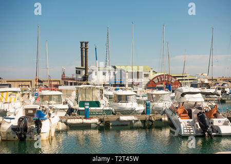 La Mississippi battello a vapore "Willow" metà sunken, legato fino alla marina di Puerto Benalmadena. Porta. Andalusia, Spagna. Foto Stock