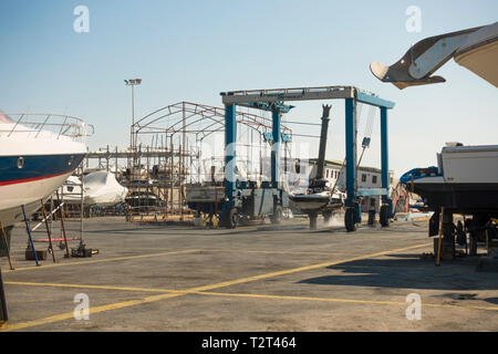 Barche su palafitte e riparata, bacino di carenaggio, Boat Yard, a Marina di Benalmadena Andalusia. Foto Stock