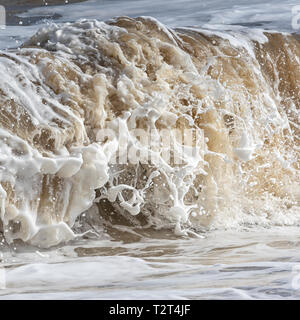 La scultura del mare, le onde che si infrangono e forte acqua Foto Stock