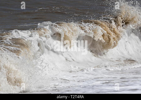 La scultura del mare, le onde che si infrangono e forte acqua Foto Stock