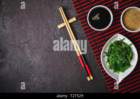 La cucina giapponese Chuka Insalata di alghe marine. Asian giapponese messa in tavola. Foto Stock