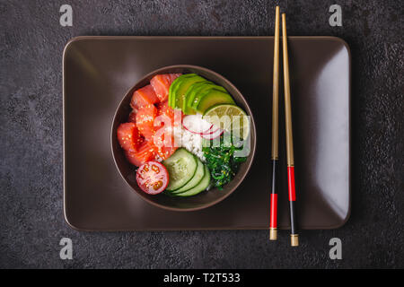 Salmone Hawaiian poke con insalata di riso, verdure e alghe. Foto Stock