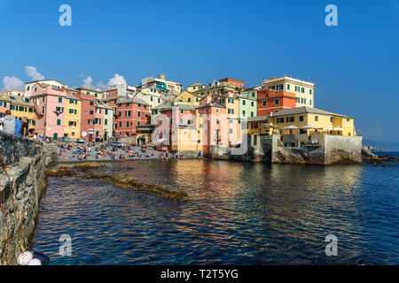 Genova, Italia - 14 Ottobre 2018: Boccadasse è un piccolo villaggio di pescatori di Genova Foto Stock