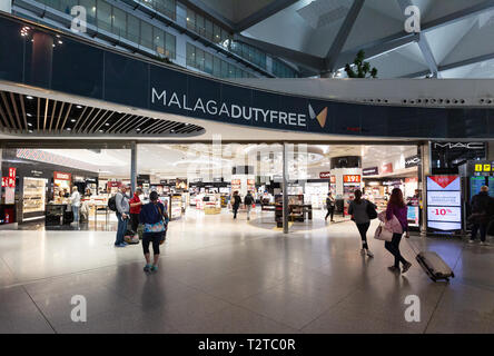 La gente al Duty Free shop, dall'aeroporto di Malaga, Malaga Spagna Foto Stock