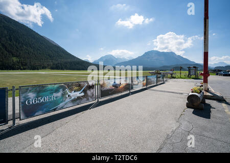 Presso l'aeroporto di Engadin, vicino a St Moritz, Svizzera Foto Stock