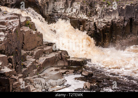 Una vista panoramica di bassa forza le cascate di Teesdale in North East Durham,Inghilterra che mostra il veloce acqua schiantarsi su roccia Foto Stock