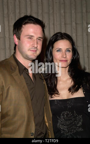 LOS ANGELES, CA. Febbraio 04, 2000: attrice COURTNEY COX ARQUETTE e attore marito David Arquette in prima mondiale a Los Angeles, del loro nuovo film 'Scream 3.' © Paul Smith / Featureflash Foto Stock