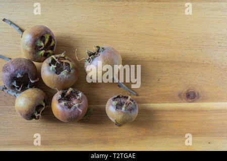 Composizione di fresca frutta nespola su una tavola di legno con spazio di copia Foto Stock