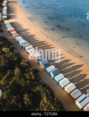 Veduta aerea della coloratissima Brighton Scatole di balneazione in Melbourne, Australia Foto Stock