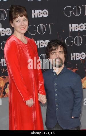 New York, Stati Uniti d'America. 03 apr, 2019. NEW YORK, NY - Aprile 3: Erica Schmidt e Peter Dinklage frequentare il premire per il finale di stagione di 'Gioco di troni' il 3 aprile 2019 a New York, NY. Credito: Imagespace/Alamy Live News Foto Stock